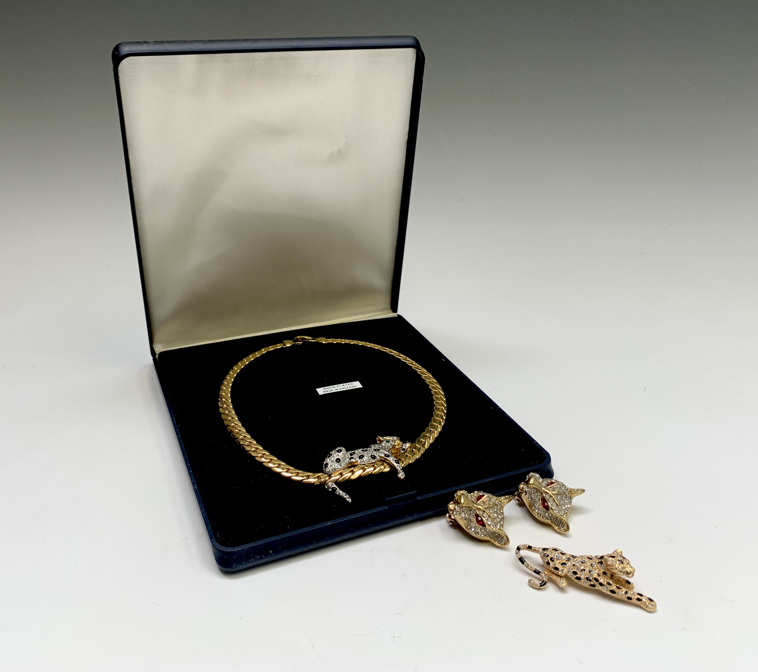 Lot 304 - A panther necklace, a panther brooch and