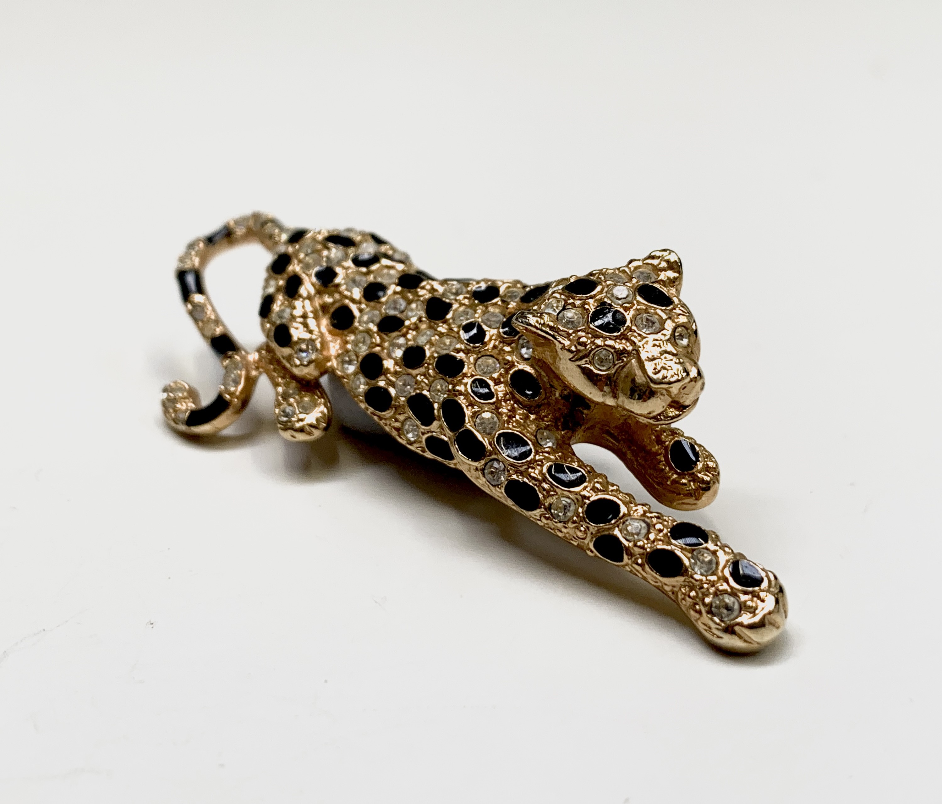 Lot 304 - A panther necklace, a panther brooch and