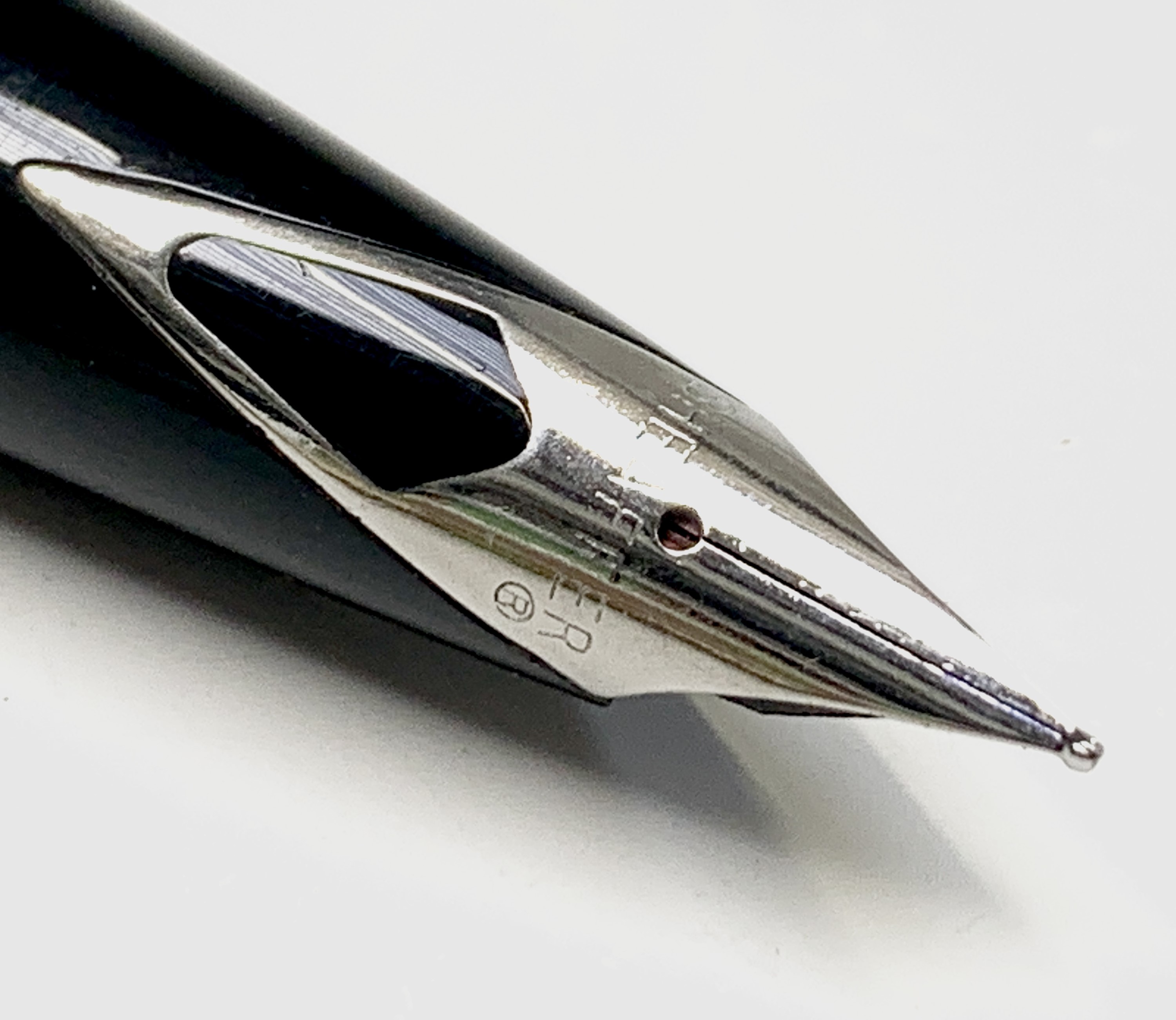 Lot 1200 A Sheaffer Snorkel Crest fountain pen with