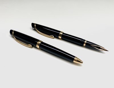 Lot 1226 - A Sheaffer Valor black fountain pen with gold...