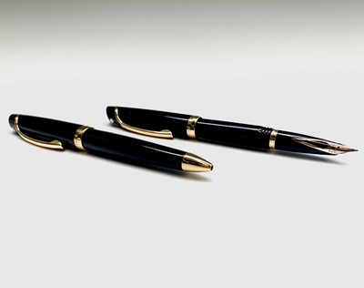 Lot 1226 - A Sheaffer Valor black fountain pen with gold...