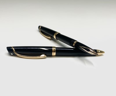 Lot 1226 - A Sheaffer Valor black fountain pen with gold...