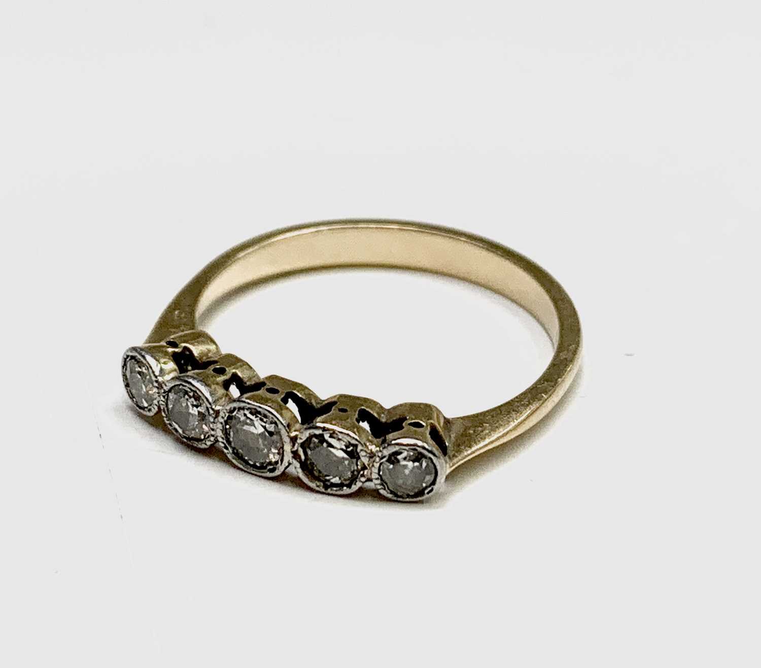 Lot 32 - A gold ring set with five graduated diamonds 2gm