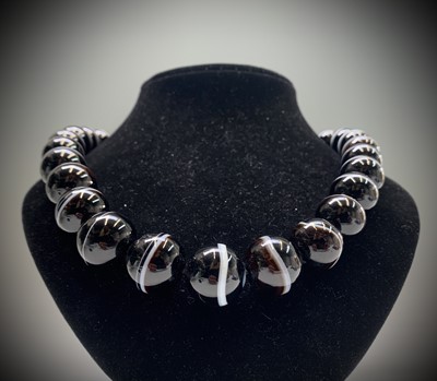 Lot 50 - An impressive banded agate necklace the 32...