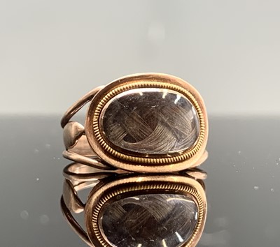 Lot 162 - A gold mourning ring 2.7gm
