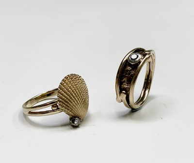 Lot 343 - A 14ct gold scallop shell and diamond ring 4gm