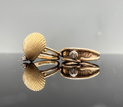 Lot 343 - A 14ct gold scallop shell and diamond ring 4gm