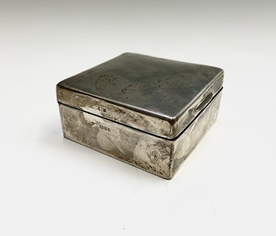 Lot 1041 - A small plain silver cigarette box, a glass...