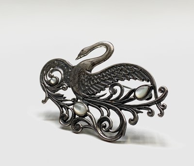 Lot 253 - Silver stylised swan brooch set with mother of...