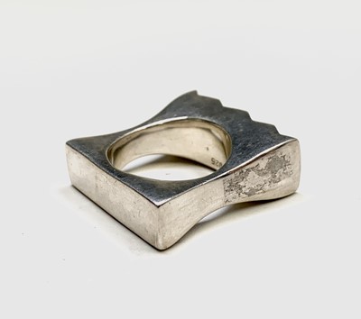 Lot 188 - A modern chunky silver ring of rectangular...