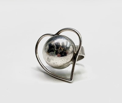 Lot 465 - Silver witches heart dome ring 13.3gm