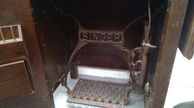 Lot 15 - Singer sewing machine and table, cast iron frame
