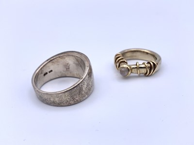 Lot 41 - A high purity gold craft ring set a moonstone...
