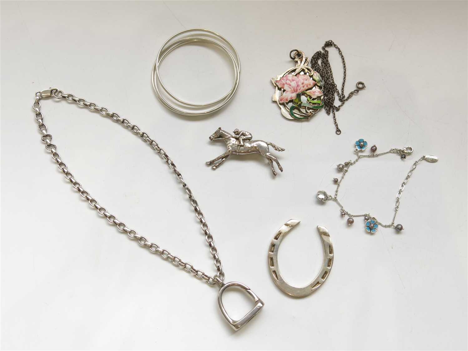 Lot 2581 - Contemporary silver jewellery including a race...