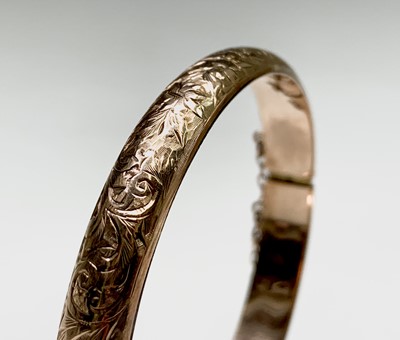 Lot 235 - A chased 9ct gold hinged bangle 9.4gm
