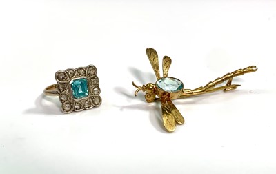 Lot 43 - A very pretty square set gold ring, the...