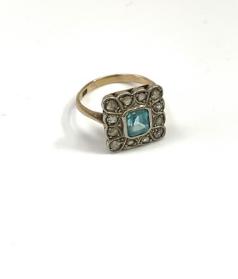 Lot 43 - A very pretty square set gold ring, the...