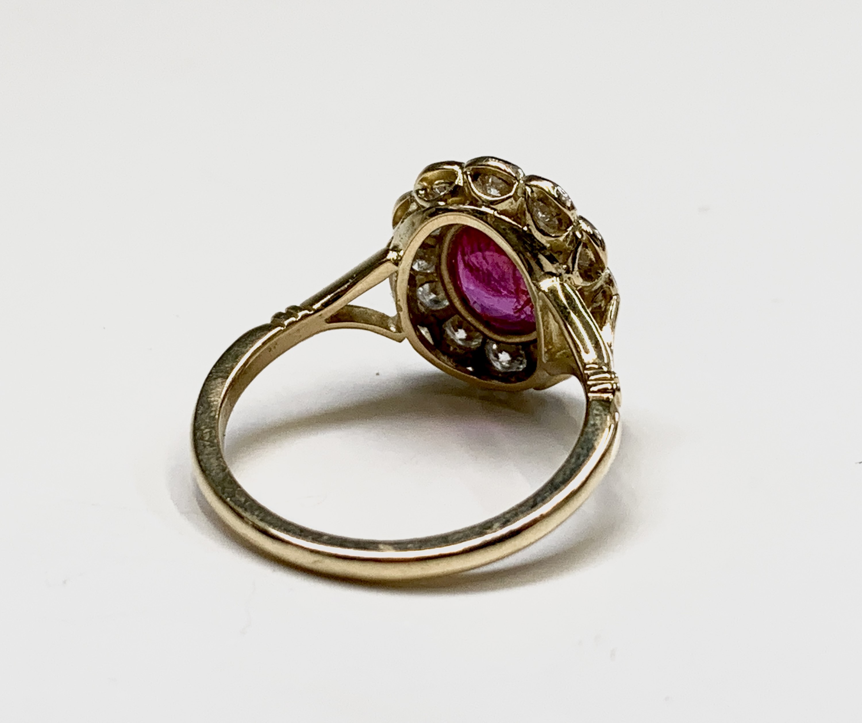 Lot 288 - An oval ruby of 1.3ct set in a gold ring