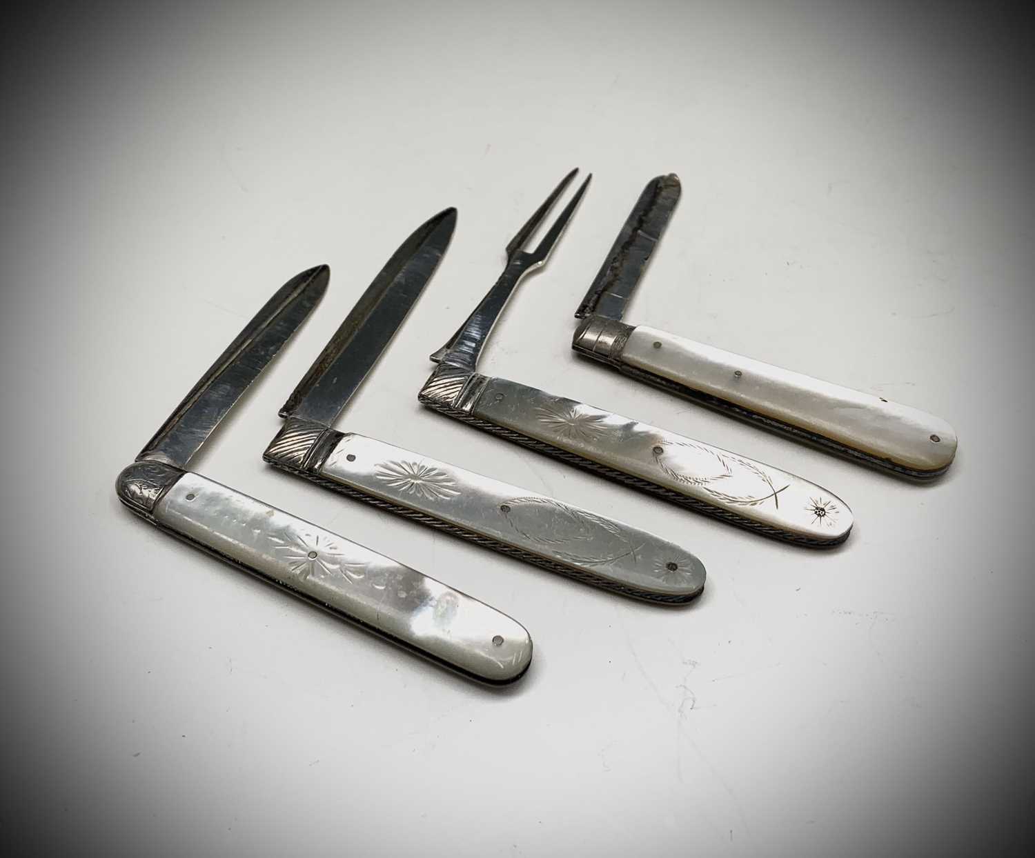 Lot 1067 - A Georgian silver folding fruit knife and...