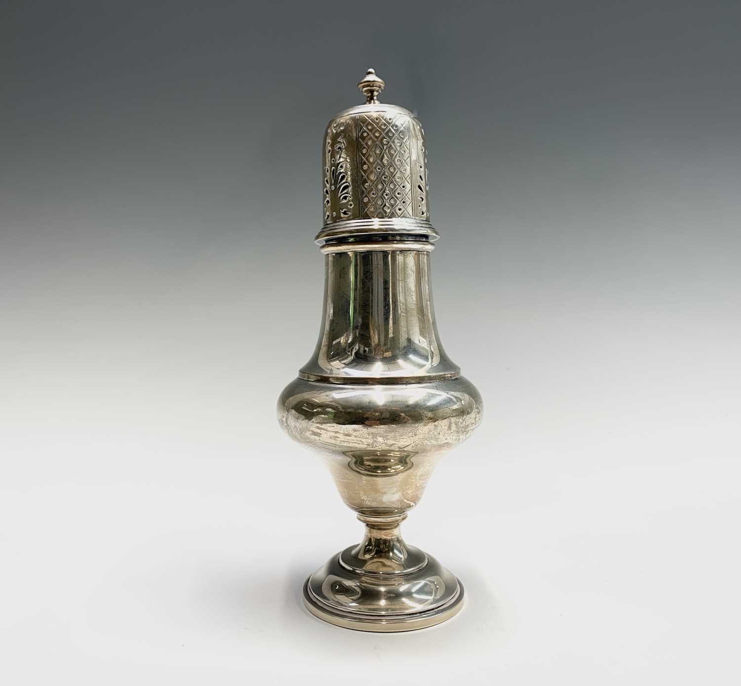 Lot 1060 - A silver vase shape sugar caster 4.4oz