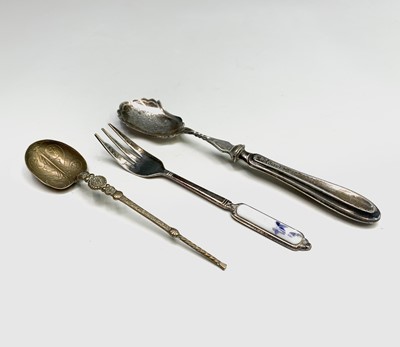 Lot 441 - A serpentine egg and egg cup, plated cutlery etc.