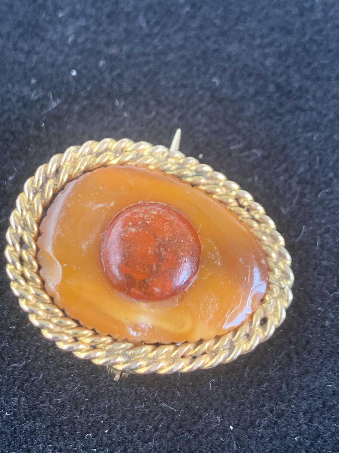 Lot 125 - An amber and gold brooch