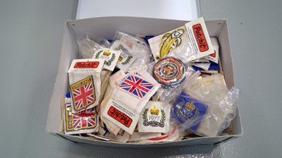 Lot 84 - A collection of vintage patches.