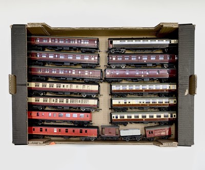 Lot 412 - OO Gauge Carriages & Wagons - Comprising 13...