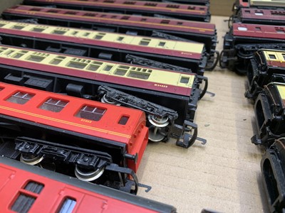 Lot 412 - OO Gauge Carriages & Wagons - Comprising 13...