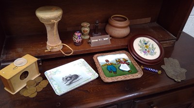 Lot 186 - Small serpentine lighthouse, agate vase, brass...