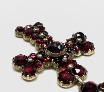 Lot 134 - A Victorian garnet necklace with a line of...