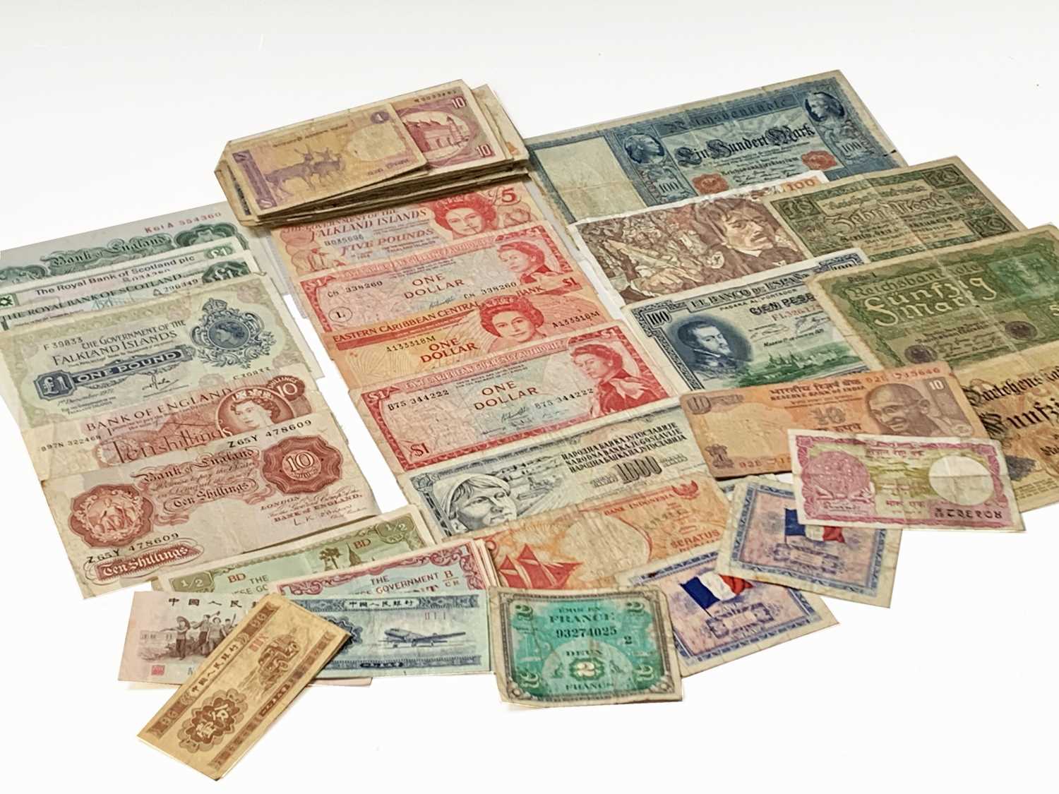 Lot 40 - British & World Banknotes: An unthreaded...