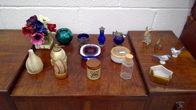 Lot 246 - A range of different ceramic and glass items.