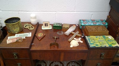 Lot 261 - A wide array of different world items,...