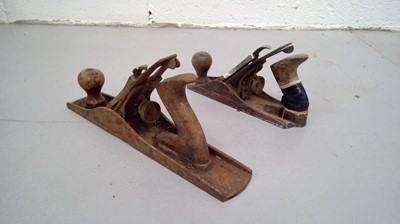 Lot 279 - A pair of wood smoothing planes and a box of...