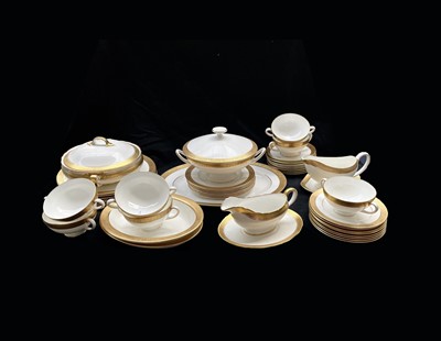 Lot 926 - A Wedgwood Ascot pattern dinner service, with...