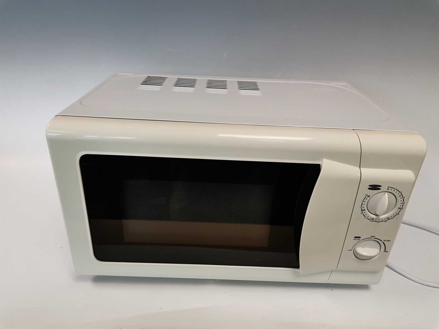 Lot 90 - A 700W microwave and a 'Red' FM alarm clock