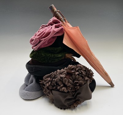 Lot 2808 - Nine assorted vintage hats and a parasol (10).