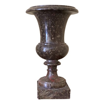 Lot 136 - A serpentine urn of campana form, 27cm.