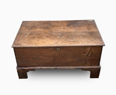 Lot 463 - An early 18th century elm box, with a...