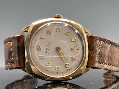 Lot 61 - A 9ct gold gentleman's Avia wristwatch with 15...