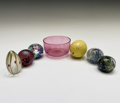 Lot 948 - An Isle of Wight Glass paperweight, height 6cm,...