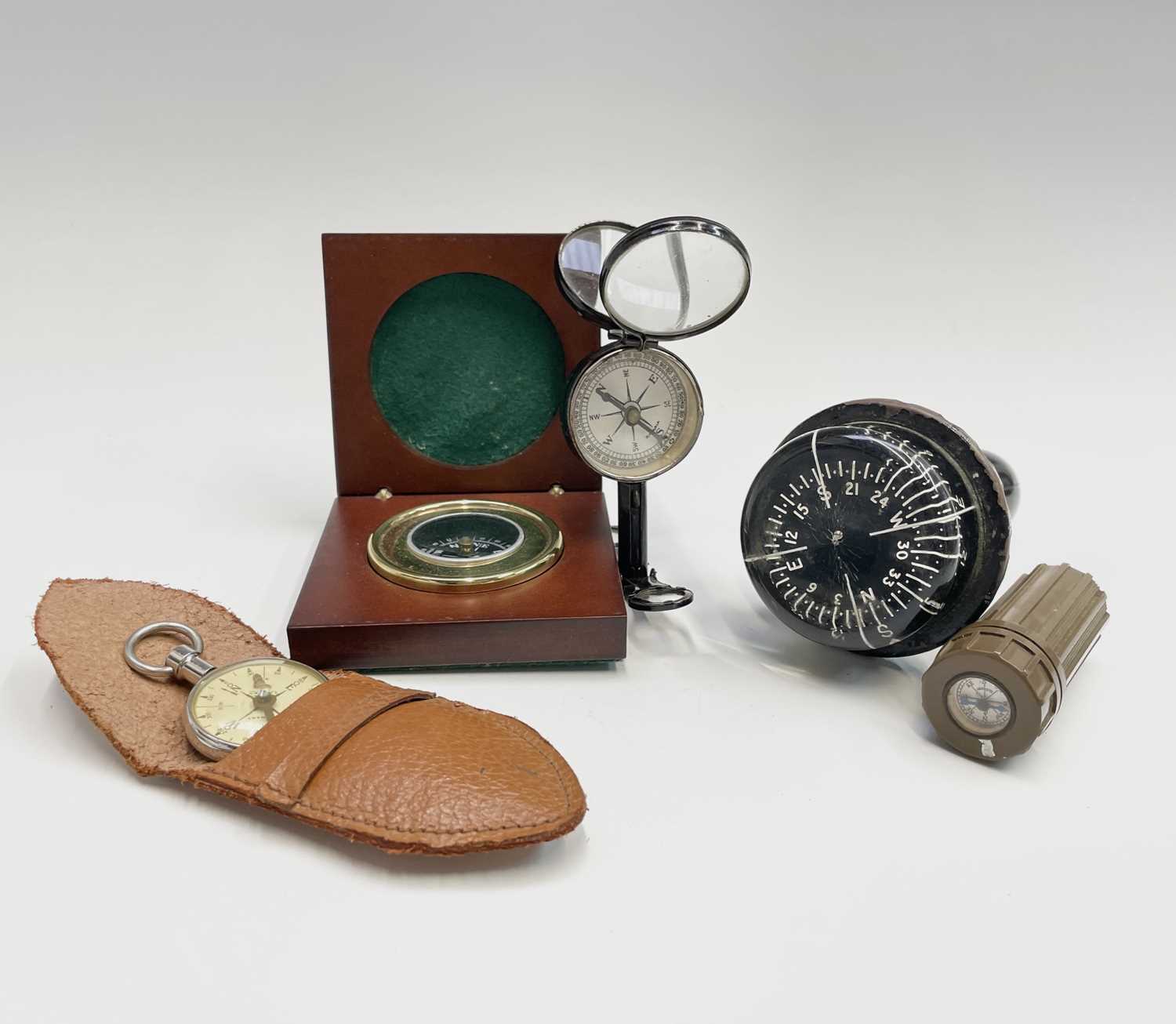 Lot 557 - A World War II US combined emergency compass
