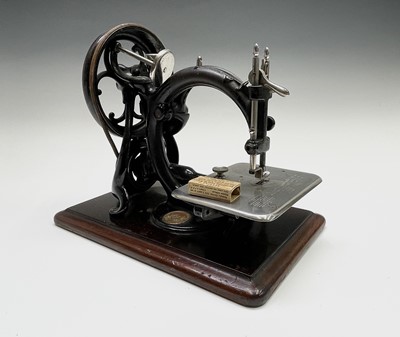 Lot 370 - A 'Wilcox & Gibbs Sewing Machine Co.' sewing...