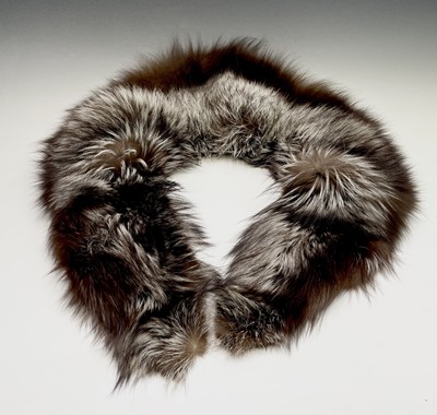 Lot 2807 - A fine quality silver fox fur collar.