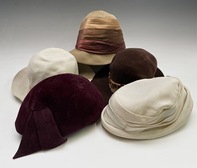 Lot 2817 - A box containing five 1940’s /50’s ladies hats.