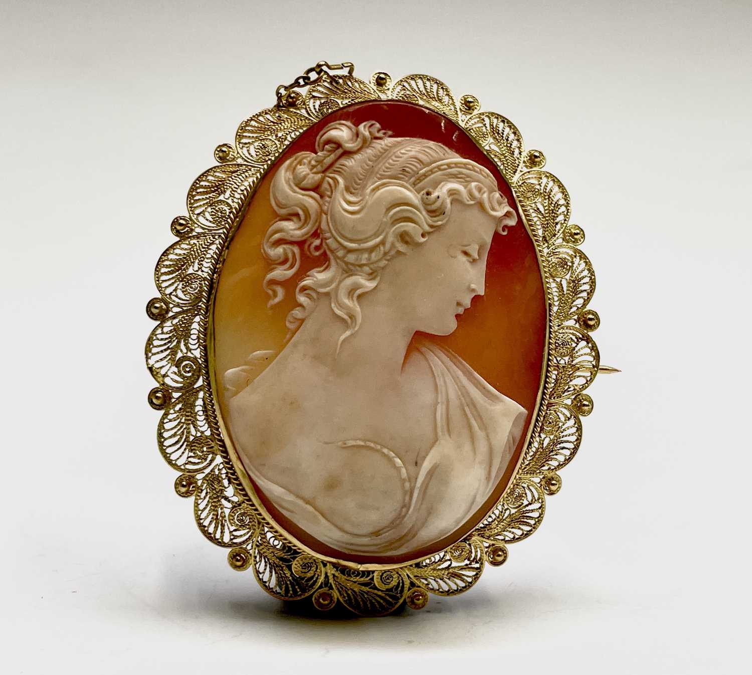 Lot 3 - A cameo brooch with high purity gold filigree...