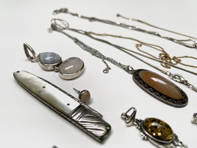 Lot 28 - A quantity of costume jewellery, including a...