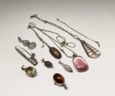 Lot 28 - A quantity of costume jewellery, including a...