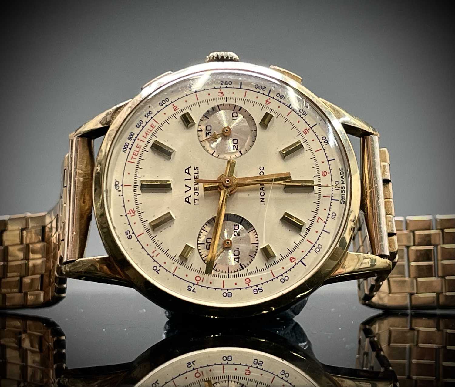 Lot 7 - An Avia 9ct gold cased chronograph wristwatch...